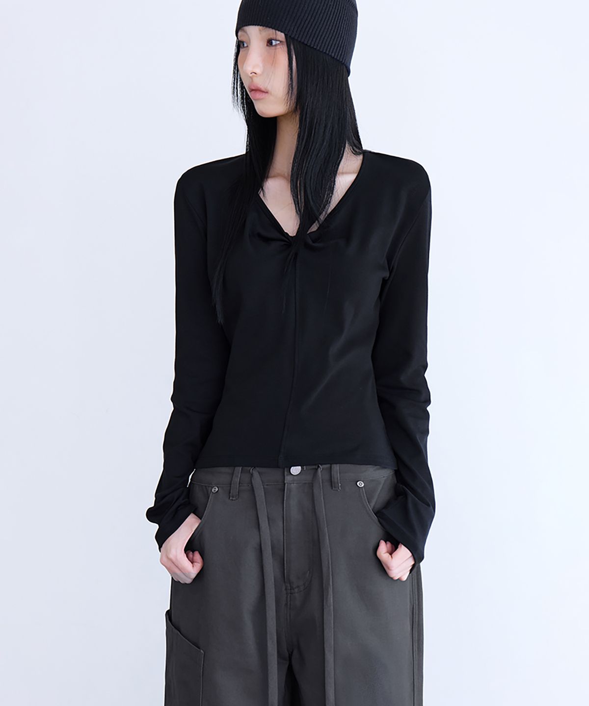 런던다다(LONDONDADA) Twist Neck Slim Long-Sleeve T-Shirt, BLACK