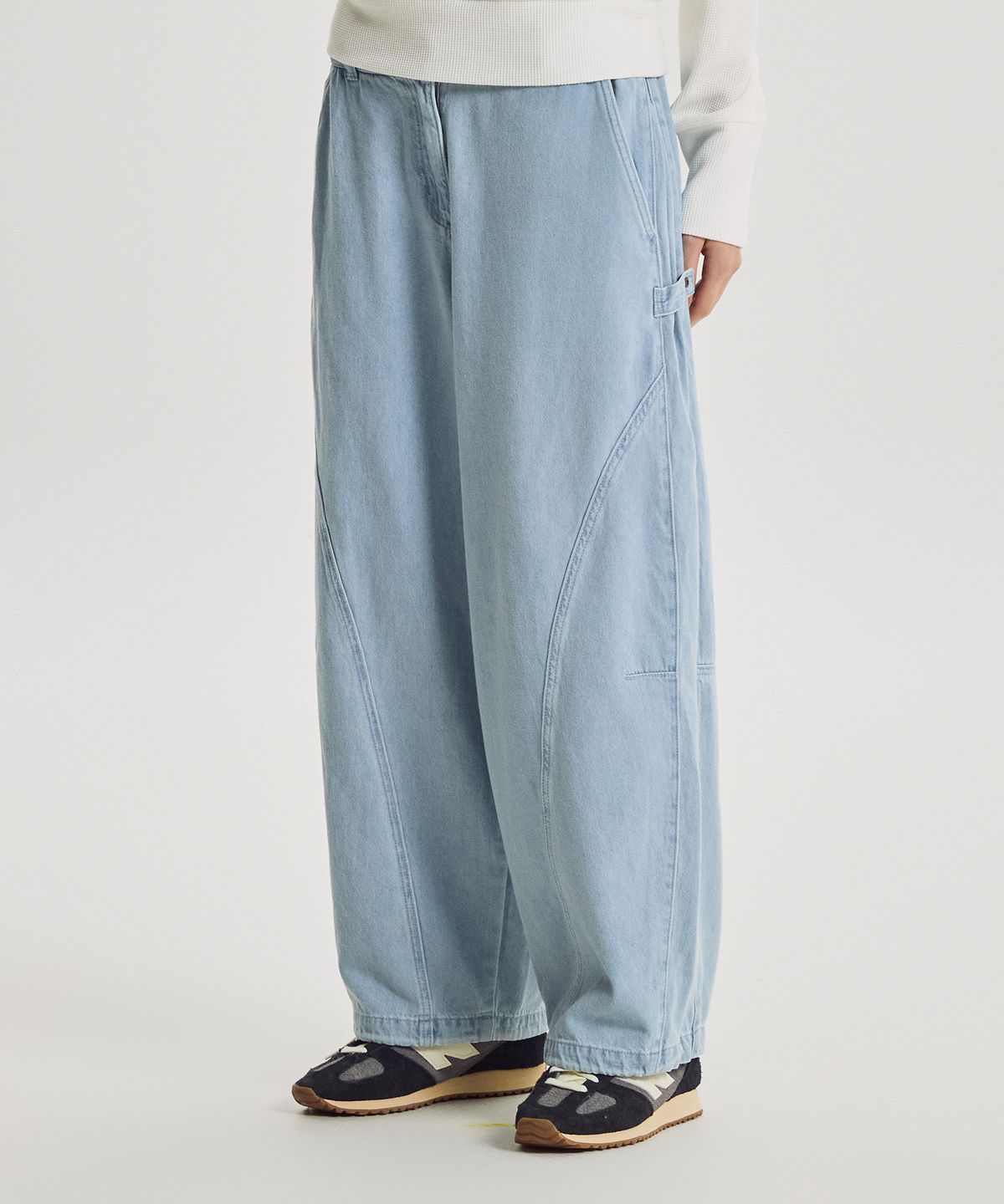 뉴발란스(NEW BALANCE) NBNTG3W112 / WOMEN 데님 커브드 오버와이드 팬츠 (L/BLUE)