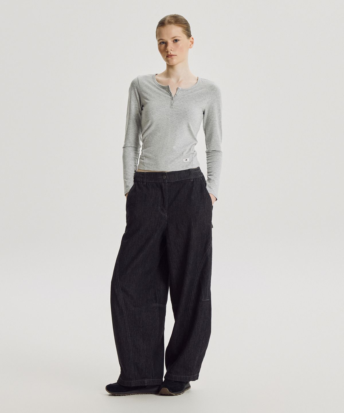 뉴발란스(NEW BALANCE) NBNTG3W112 / WOMEN 데님 커브드 오버와이드 팬츠 (BLACK)