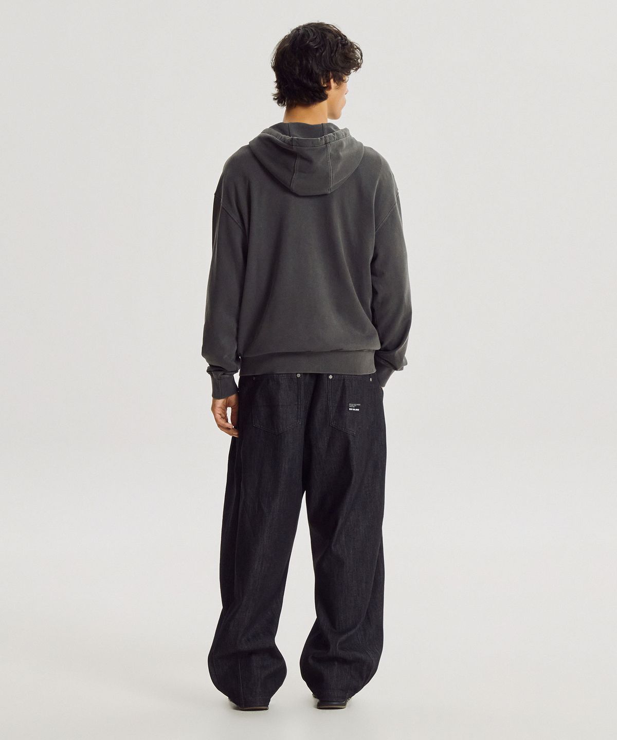뉴발란스(NEW BALANCE) NBNTG4A013 / UNI NB 데님 사이드턱 커브드 팬츠 (BLACK)