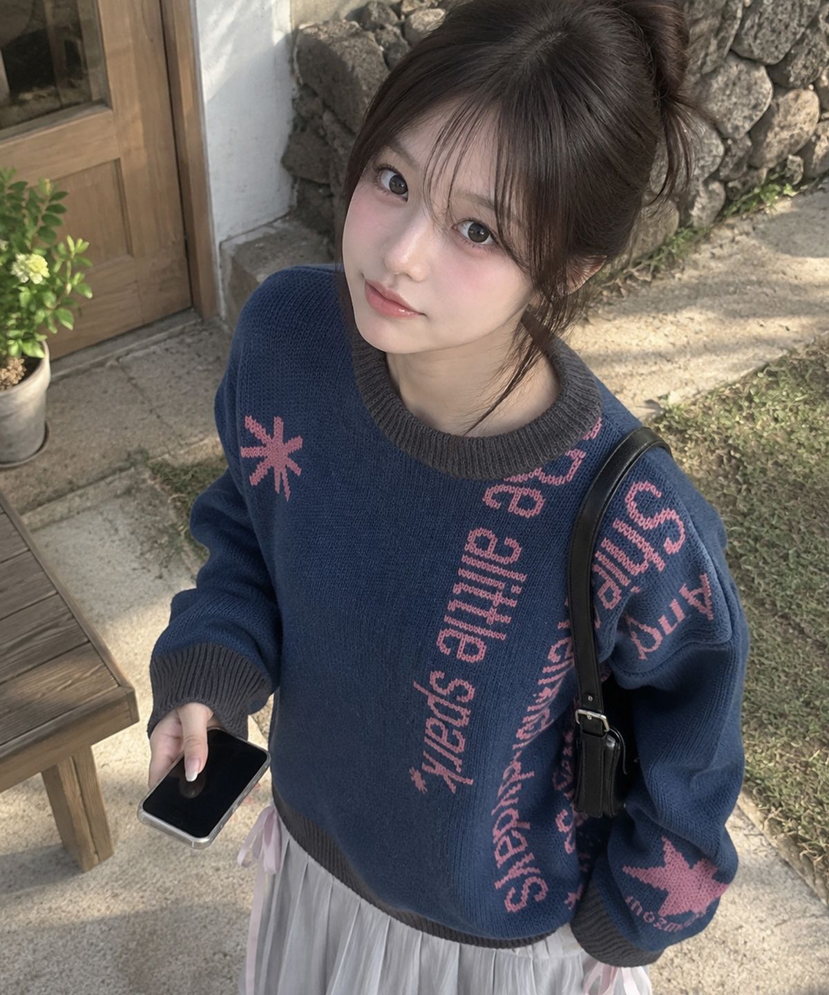 모즈모즈(MOZMOZ) 버티컬 레터링 배색 자카드 니트 네이비