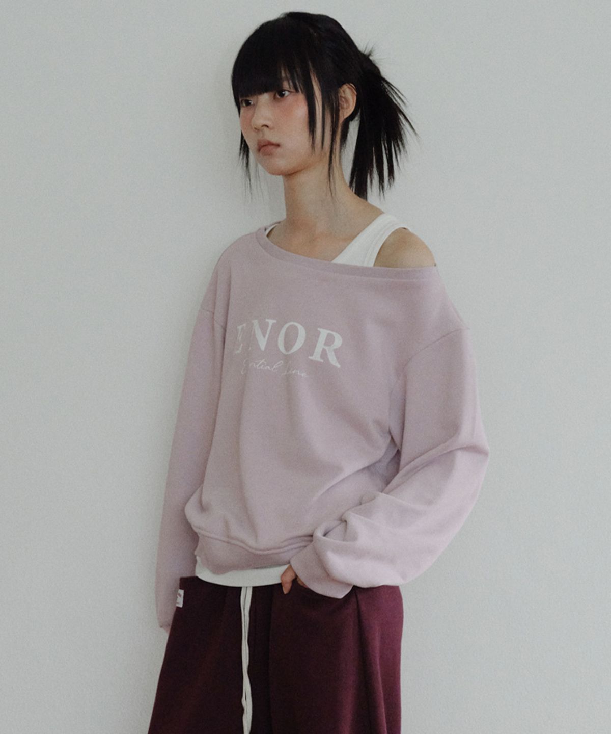 엔오르 스튜디오(ENOR STUDIO) [CORE] OFF-SHOULDER LOGO SWEATSHIRT - PINK