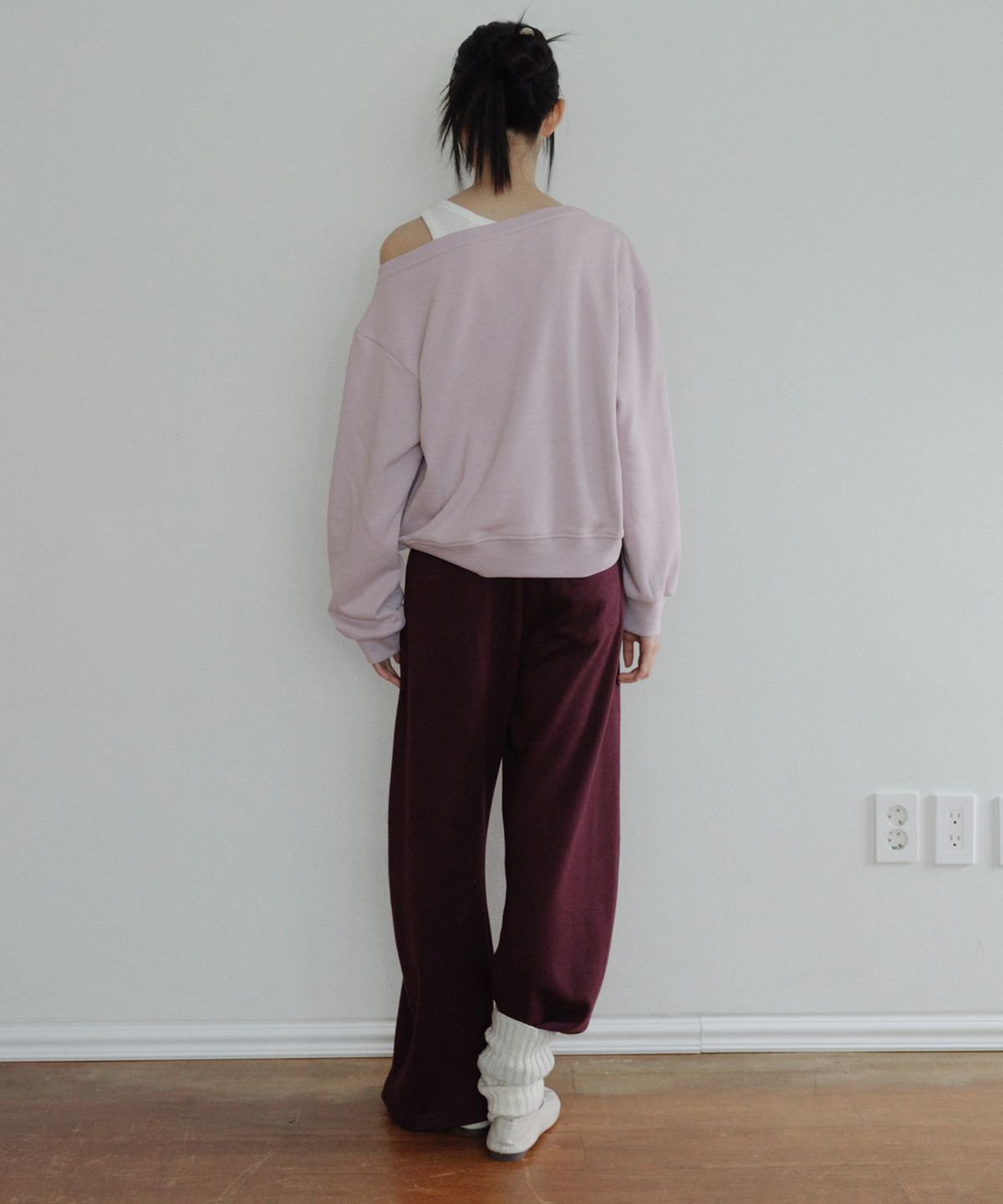 엔오르 스튜디오(ENOR STUDIO) [CORE] OFF-SHOULDER LOGO SWEATSHIRT - PINK