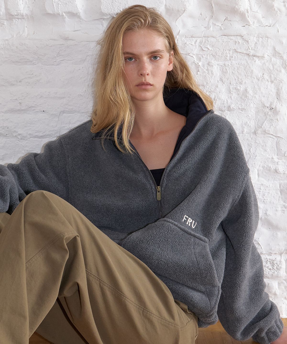프리버07(FRIVER07) FRV stitch logo fleece jumper [FRFA06JP01]_Charcoal