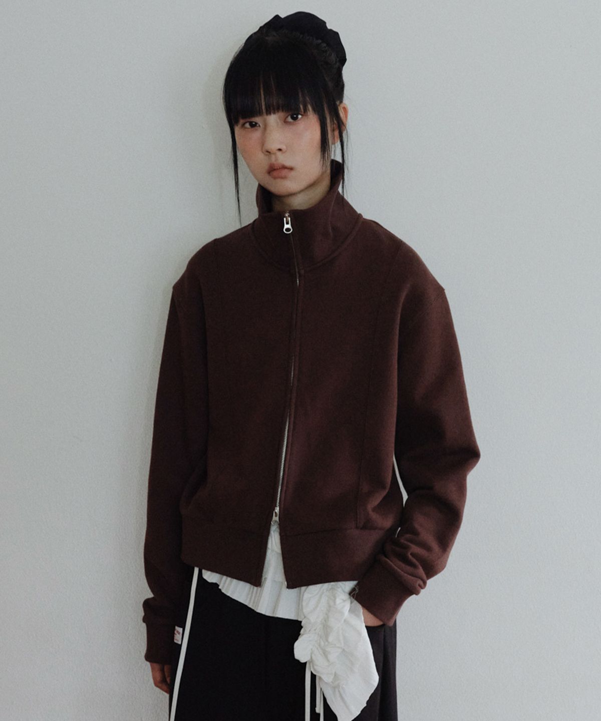 엔오르 스튜디오(ENOR STUDIO) [CORE] HIGH NECK TWO-WAY ZIP-UP - BROWN