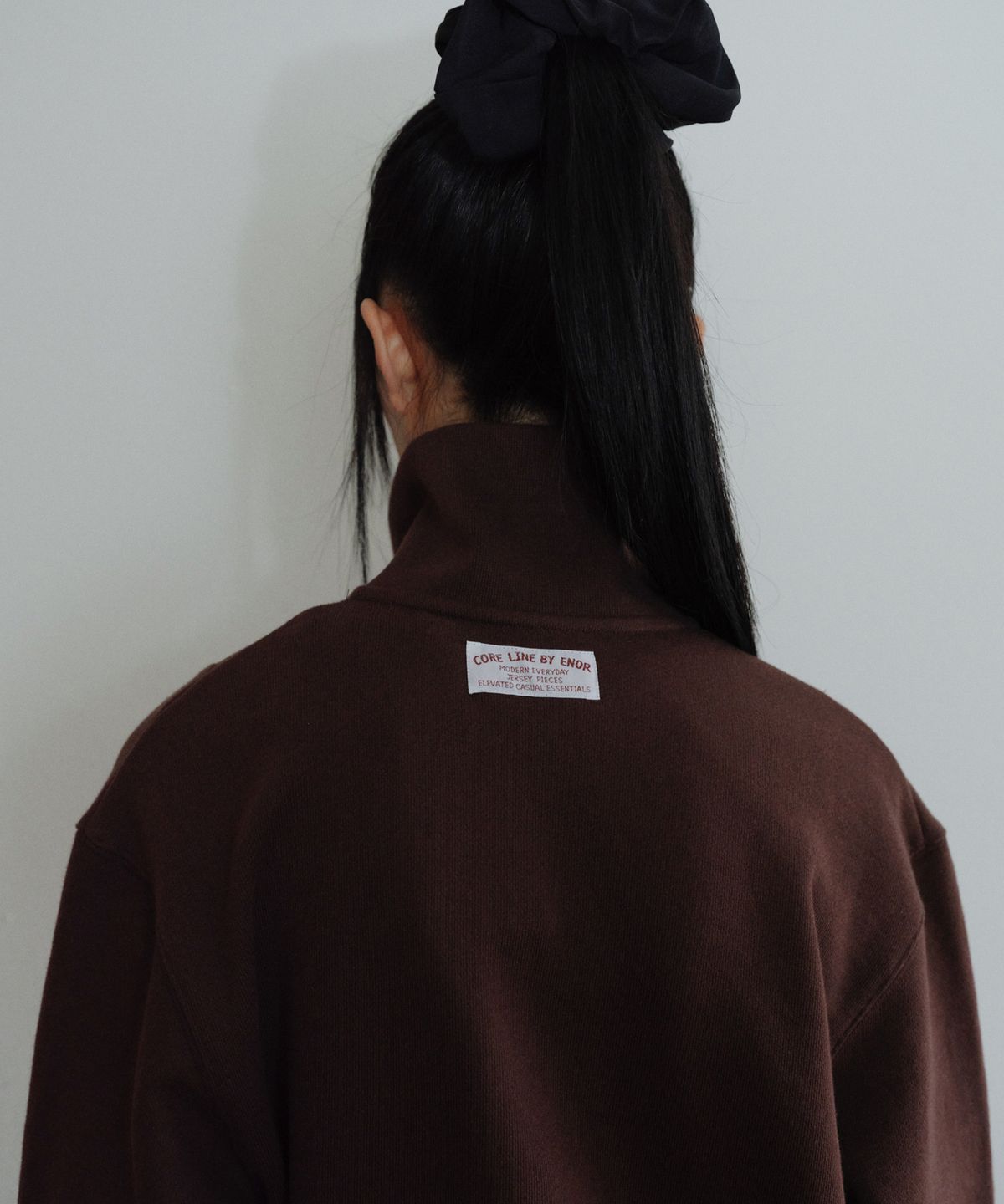 엔오르 스튜디오(ENOR STUDIO) [CORE] HIGH NECK TWO-WAY ZIP-UP - BROWN