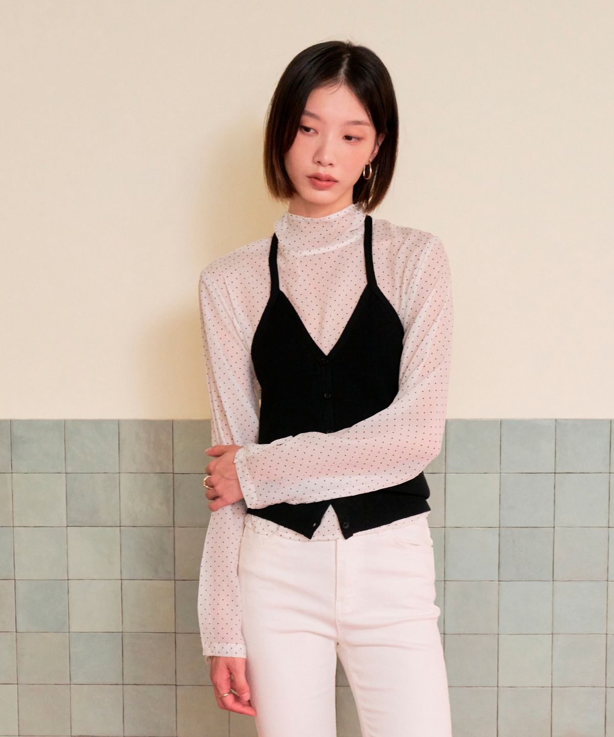 블레티(VLETI) Merino Wool Button Halter V-Neck Knit Vest (Black)
