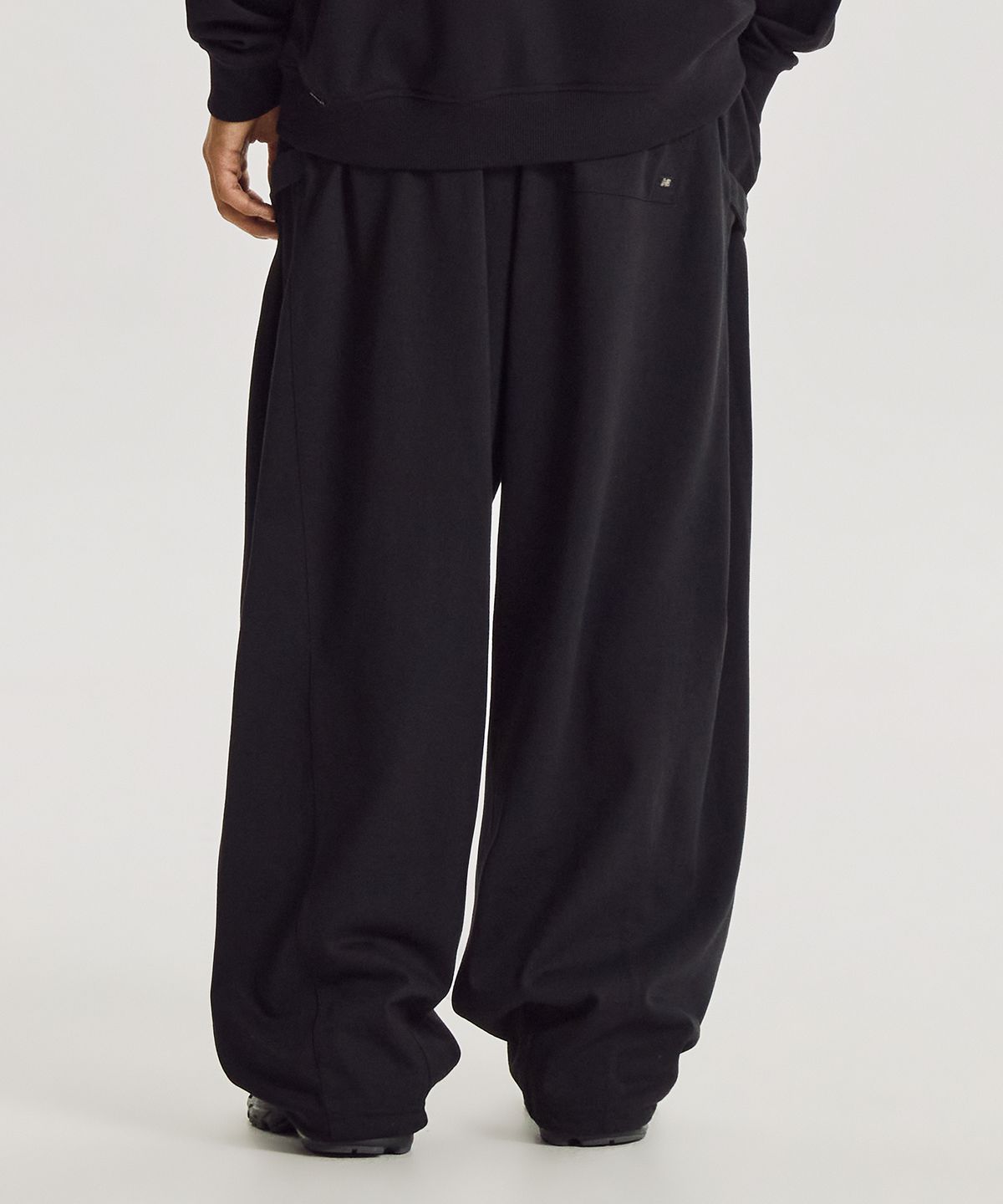 뉴발란스(NEW BALANCE) NBMLG31803 / UNI 에센셜 헤리티지 경량 사이드스냅 오버와이드 팬츠 (BLACK)