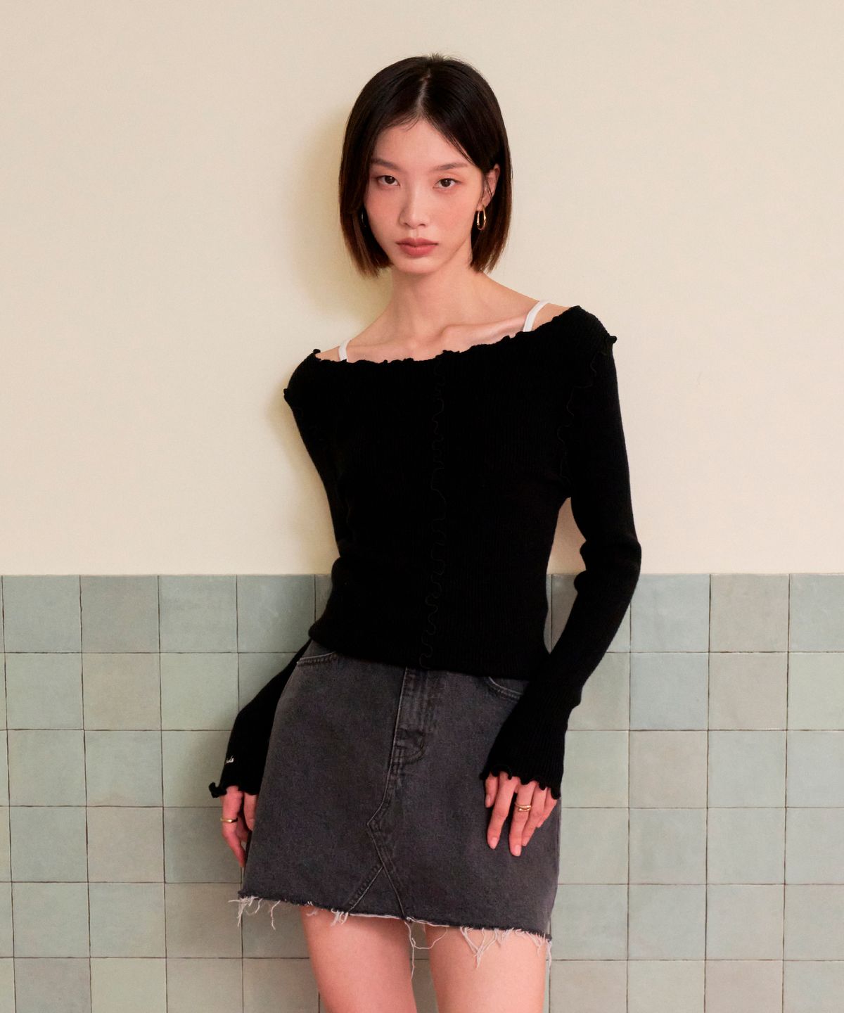 블레티(VLETI) Viscose Frill Boat Neck Embroidered Reverse Knit (Black)