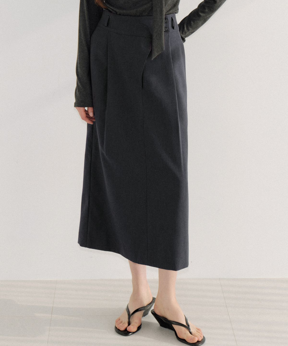 아워코모스(OURCOMOS) two-button tuck skirt (charcoal) orc 6092