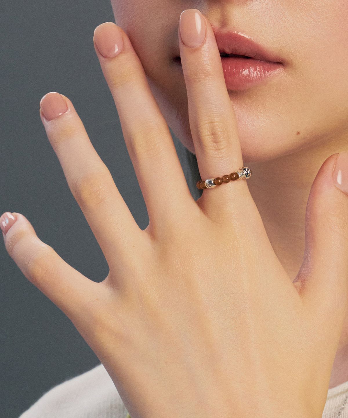 헤이(HEI) antique cat’s-eye bead ring (brown/gray)