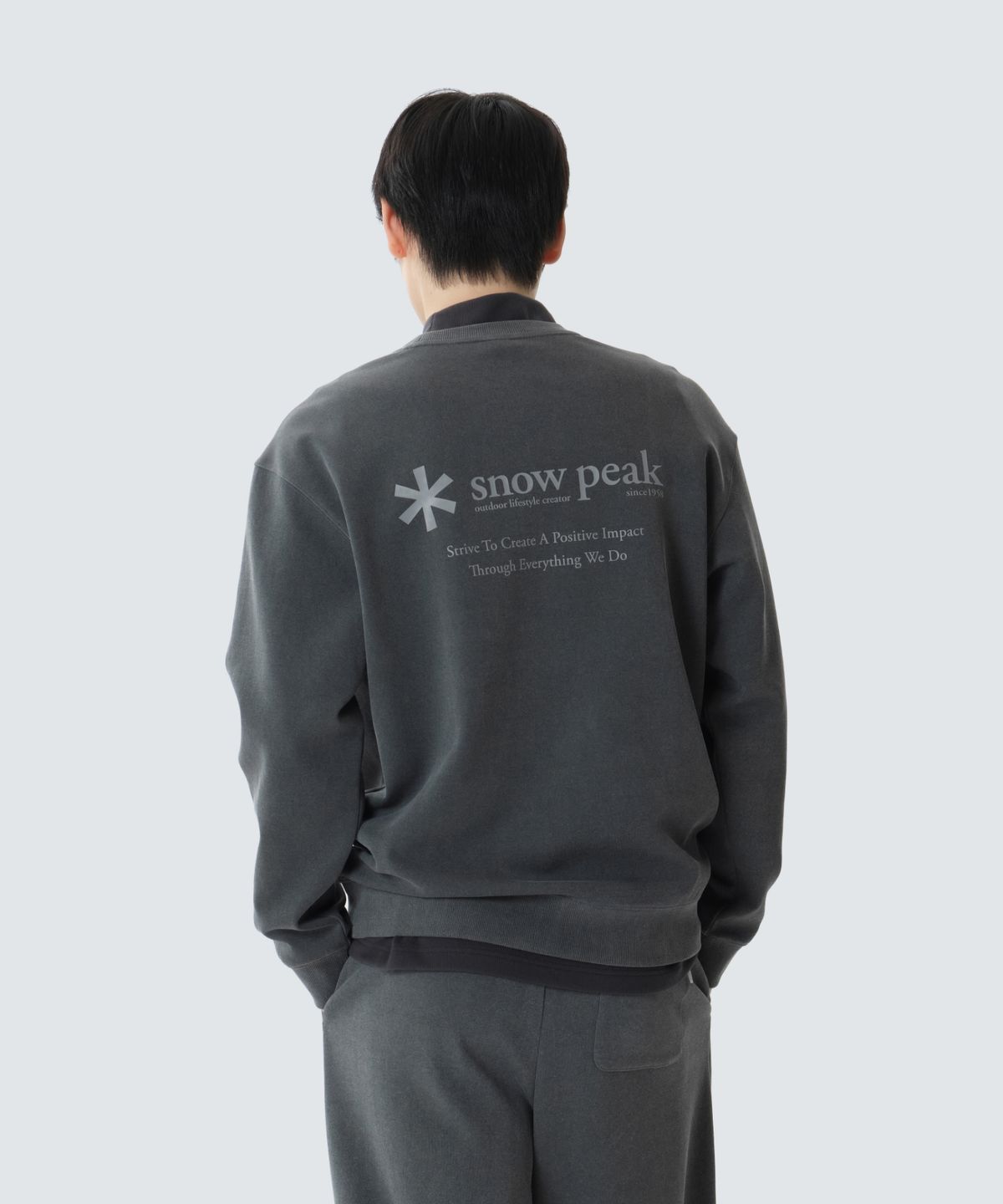 스노우피크 어패럴(SNOWPEAK APPAREL) 피그먼트 다잉 레터링 맨투맨 (S26FUFHT64) Charcoal