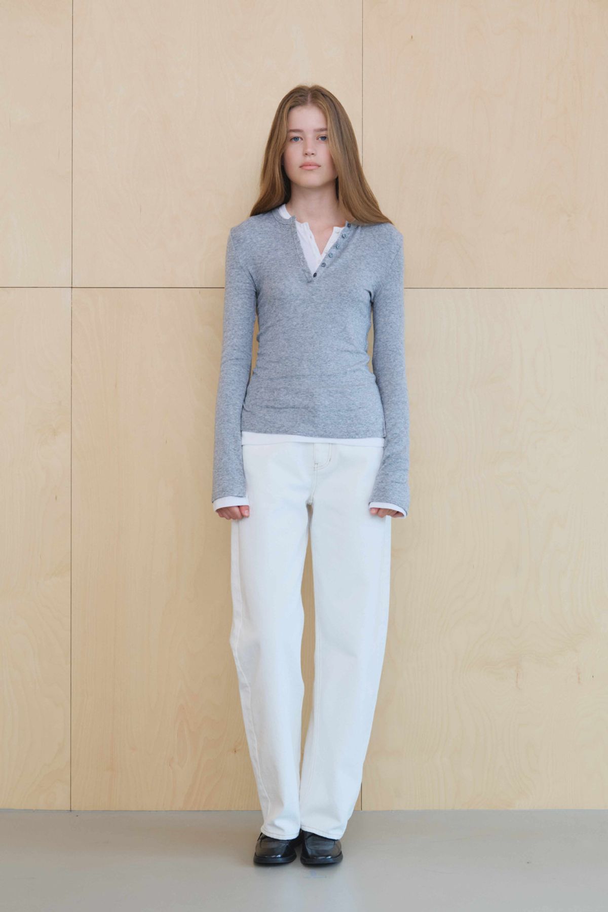 쿠메(KUMÉ) Henley Neck Side Slit Top, Melange Gray