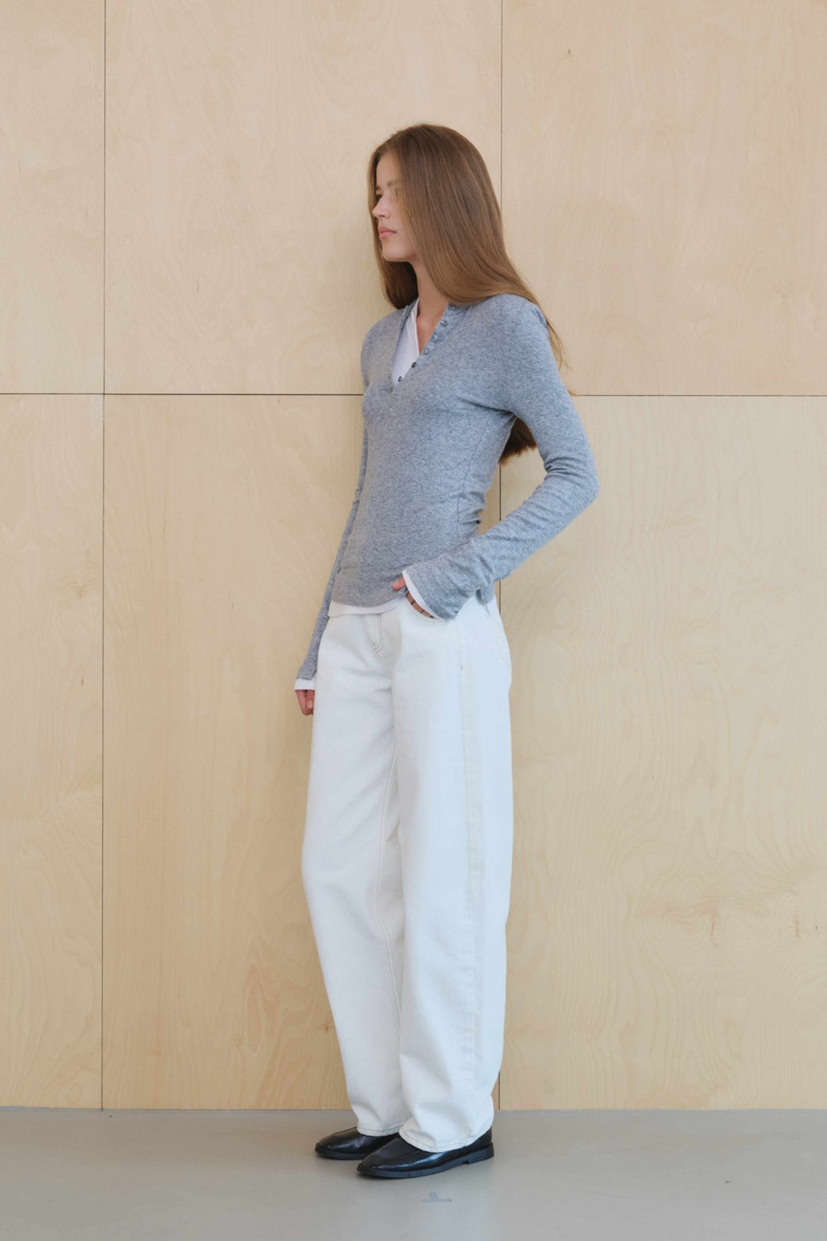 쿠메(KUMÉ) Henley Neck Side Slit Top, Melange Gray