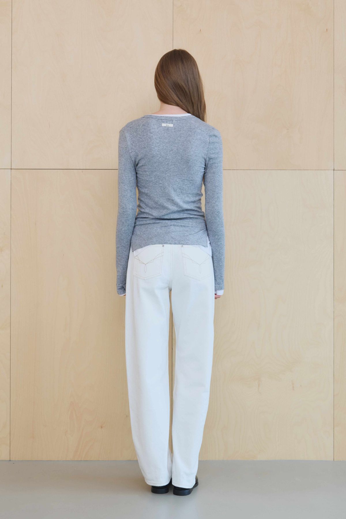 쿠메(KUMÉ) Henley Neck Side Slit Top, Melange Gray