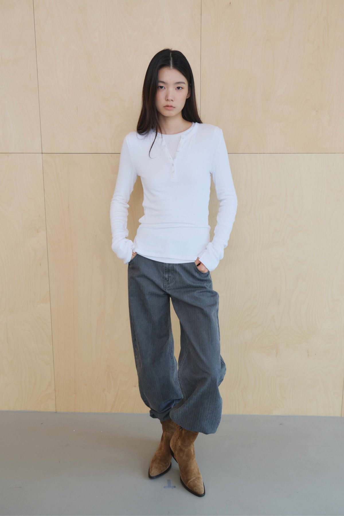 쿠메(KUMÉ) Henley Neck Side Slit Top, White
