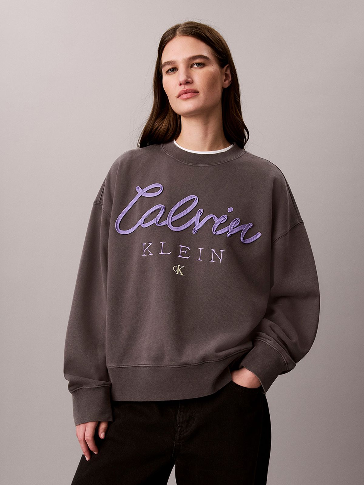 캘빈클라인 진(CALVIN KLEIN JEANS) 여성 로고 그래픽 패션 스웻셔츠 A47H455G QGE