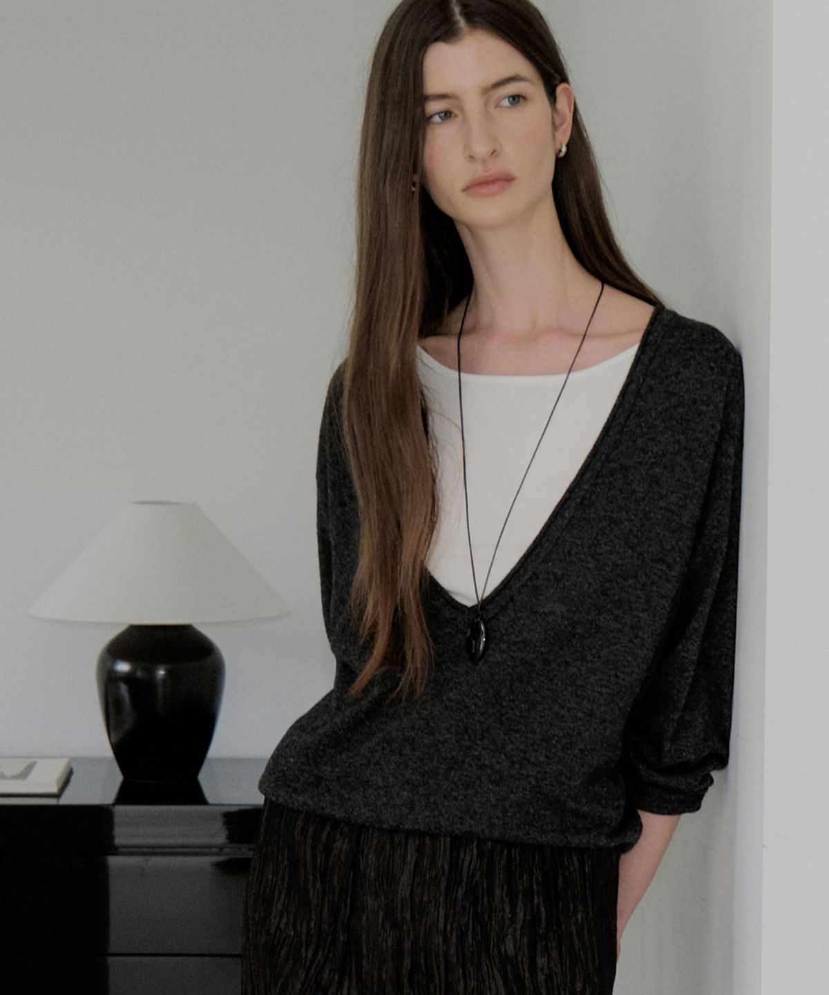 아워코모스(OURCOMOS) cashmere deep V-neck knit (charcoal) orc 6095