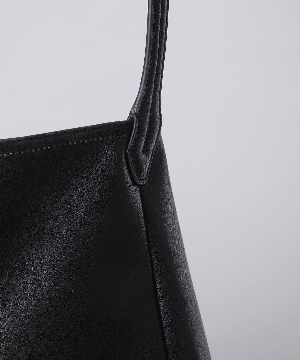 247시리즈(247SERIES) COW HIDE ARCHI 토트 백 BLACK