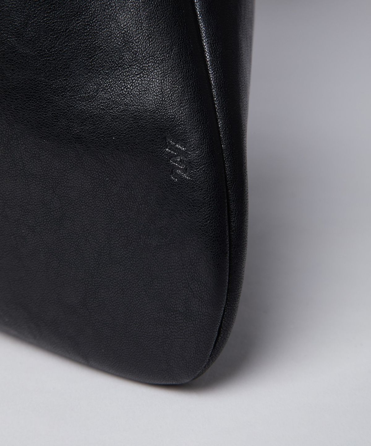 247시리즈(247SERIES) COW HIDE ARCHI 토트 백 BLACK