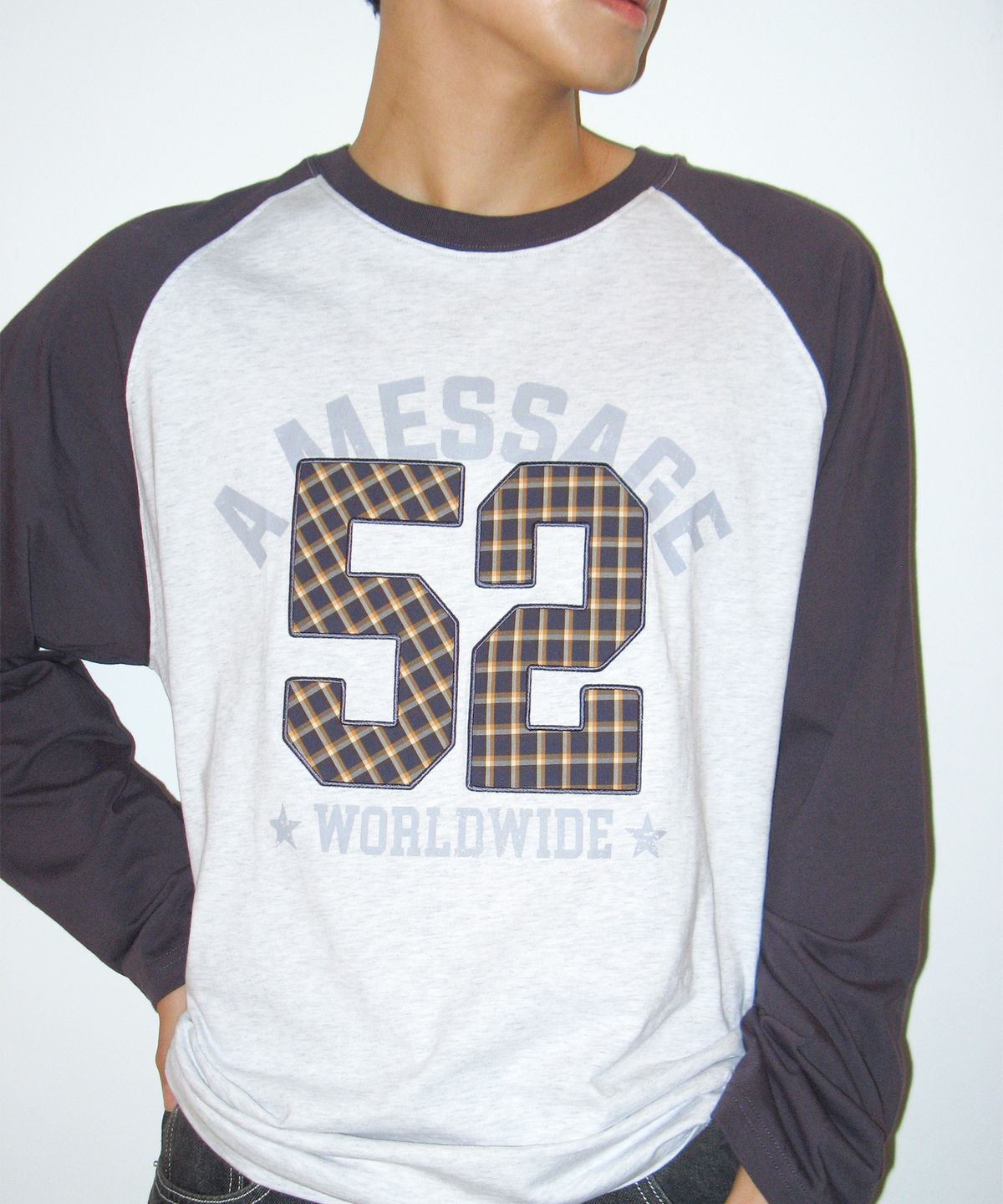 아메스 월드와이드(AMES-WORLDWIDE) 52 CHECK APPLIQUE RAGLAN LS TEE LIGHT GREY