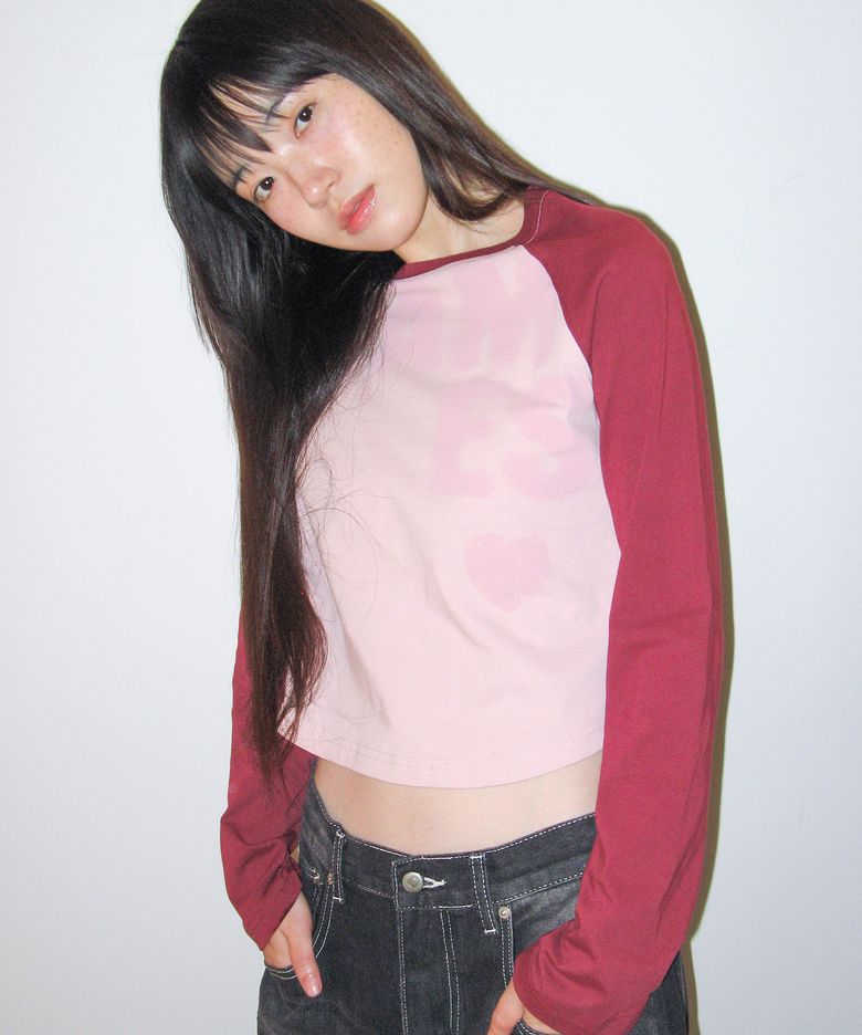 BOLD TYPO ROUND HEM LS TEE PINK
