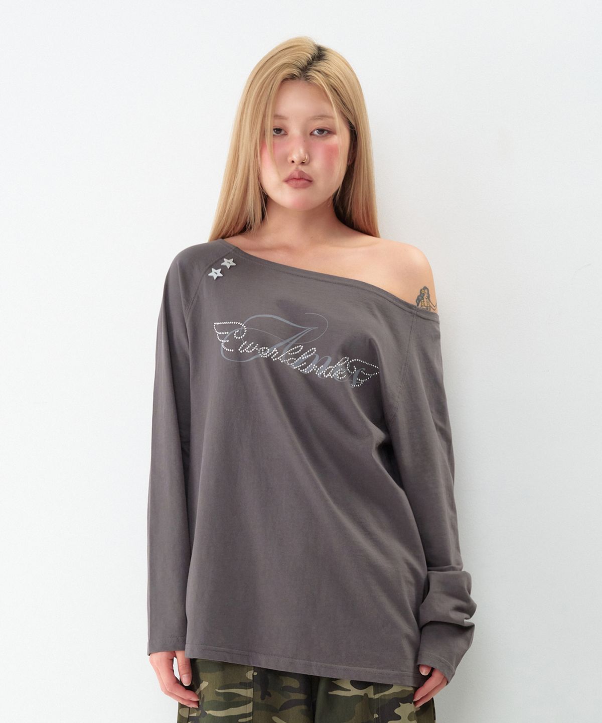 아메스 월드와이드(AMES-WORLDWIDE) ANGEL HOTFIX OFF SHOULDER LS TEE CHARCOAL