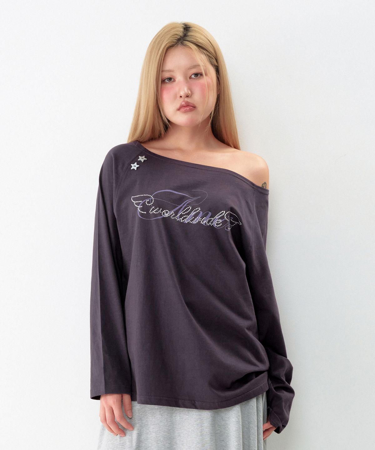 아메스 월드와이드(AMES-WORLDWIDE) ANGEL HOTFIX OFF SHOULDER LS TEE PURPLE