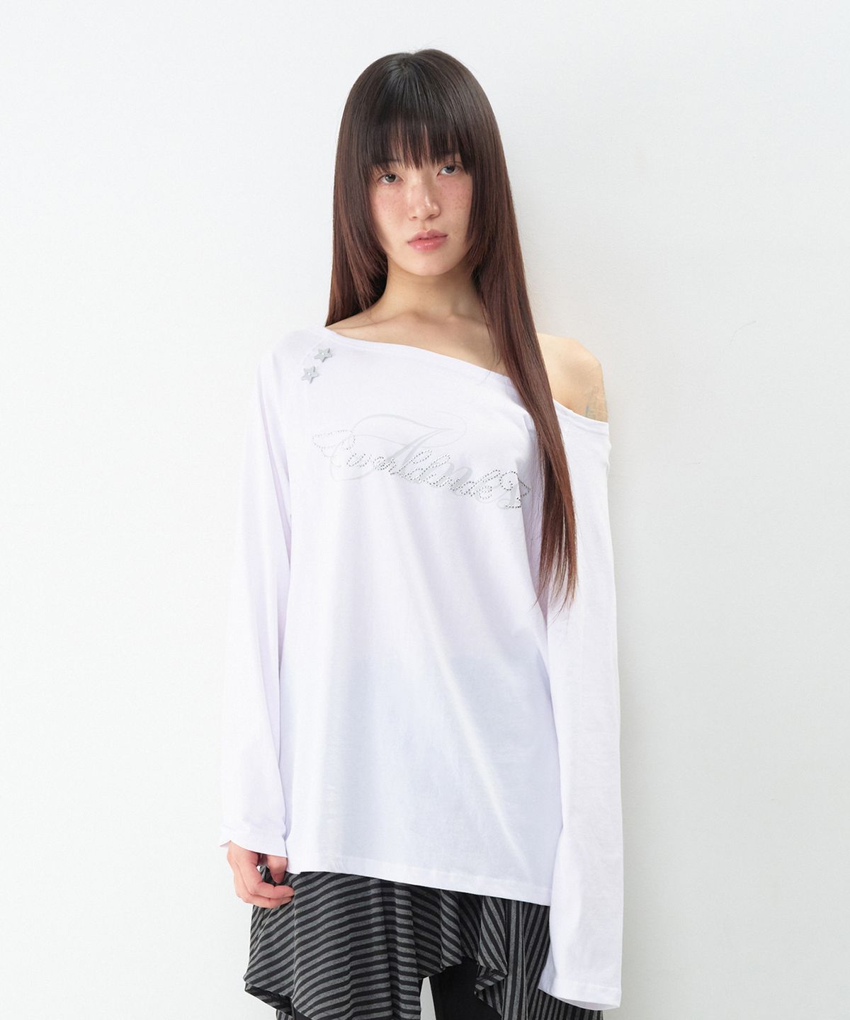 아메스 월드와이드(AMES-WORLDWIDE) ANGEL HOTFIX OFF SHOULDER LS TEE WHITE