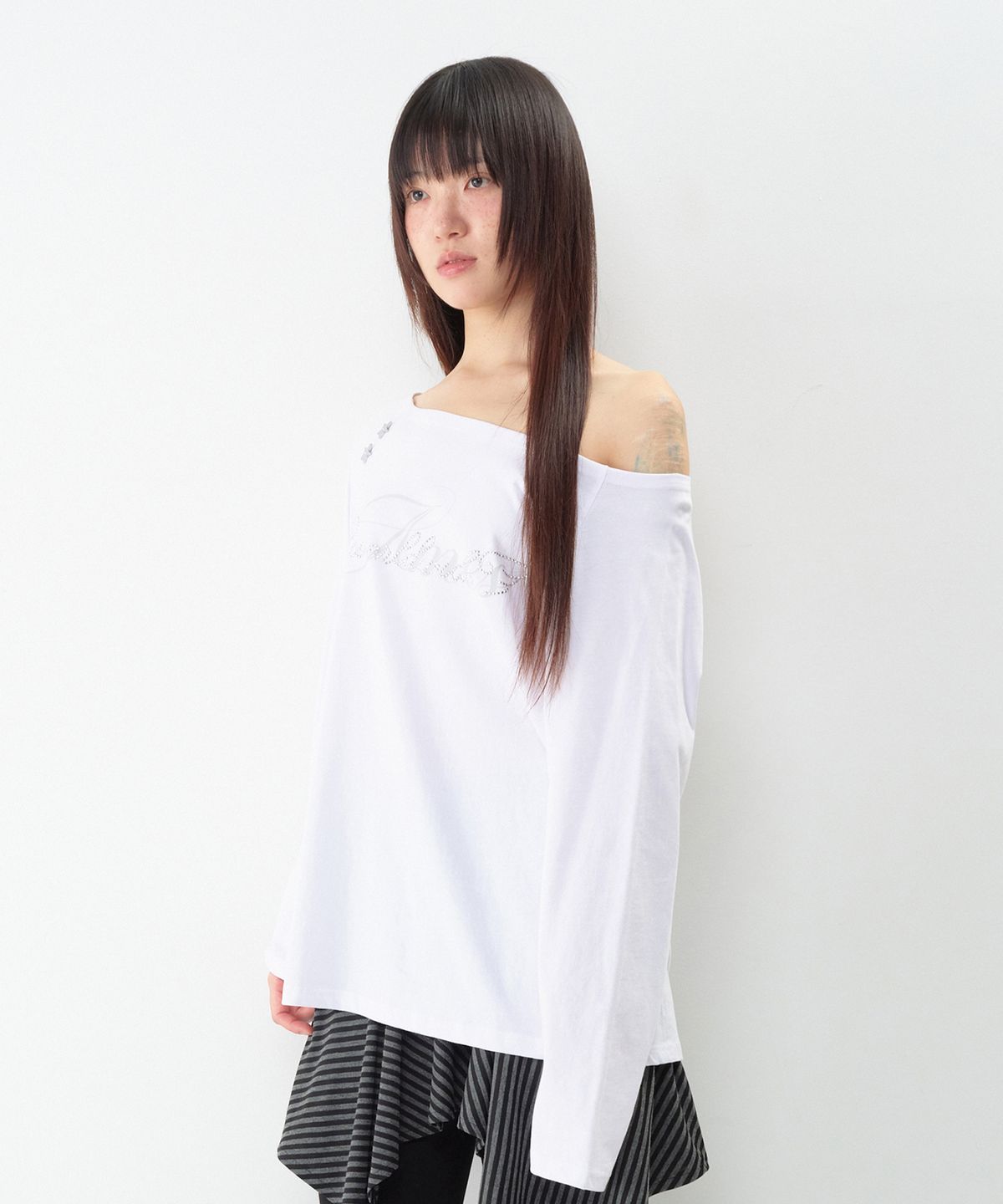 아메스 월드와이드(AMES-WORLDWIDE) ANGEL HOTFIX OFF SHOULDER LS TEE WHITE