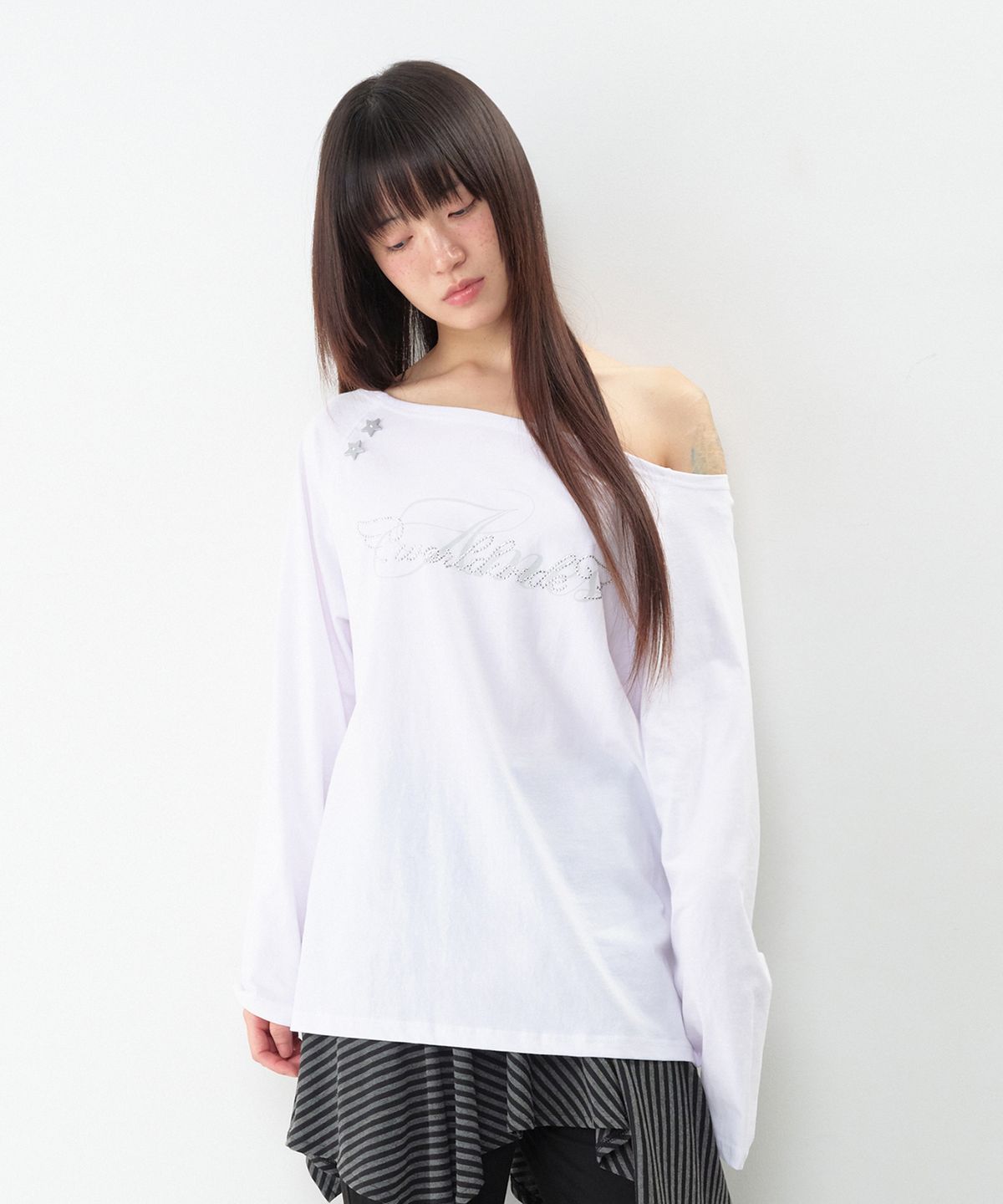 아메스 월드와이드(AMES-WORLDWIDE) ANGEL HOTFIX OFF SHOULDER LS TEE WHITE