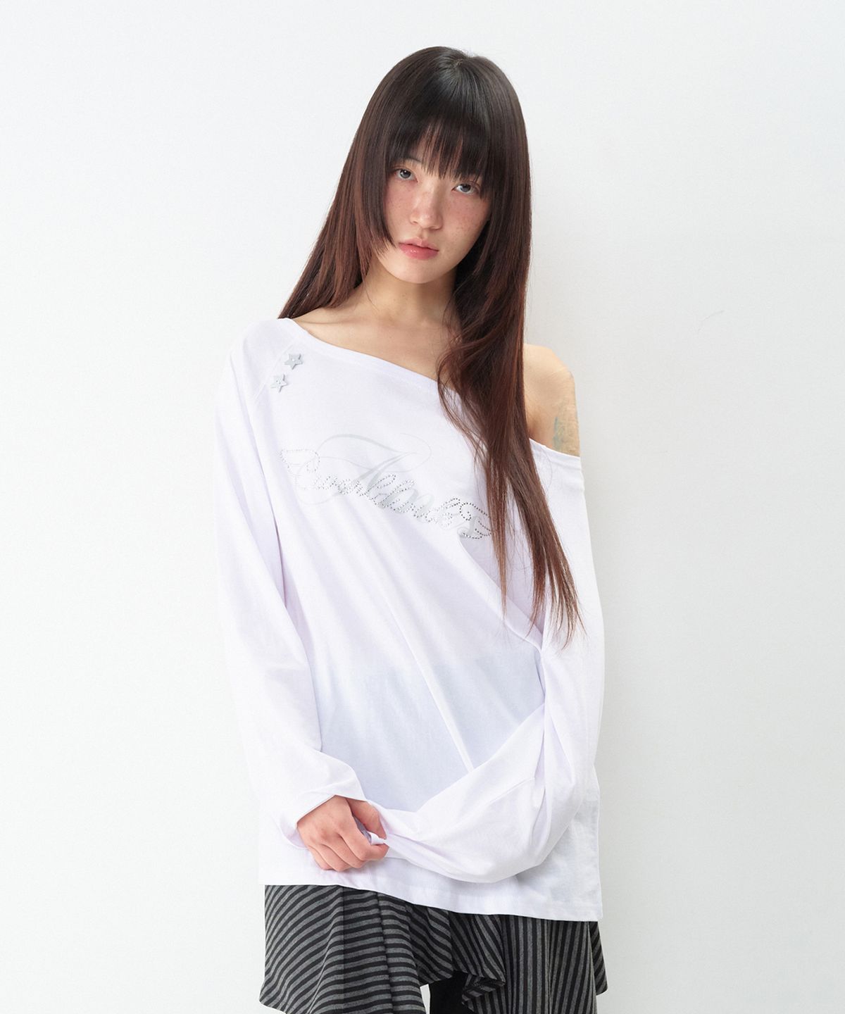 아메스 월드와이드(AMES-WORLDWIDE) ANGEL HOTFIX OFF SHOULDER LS TEE WHITE