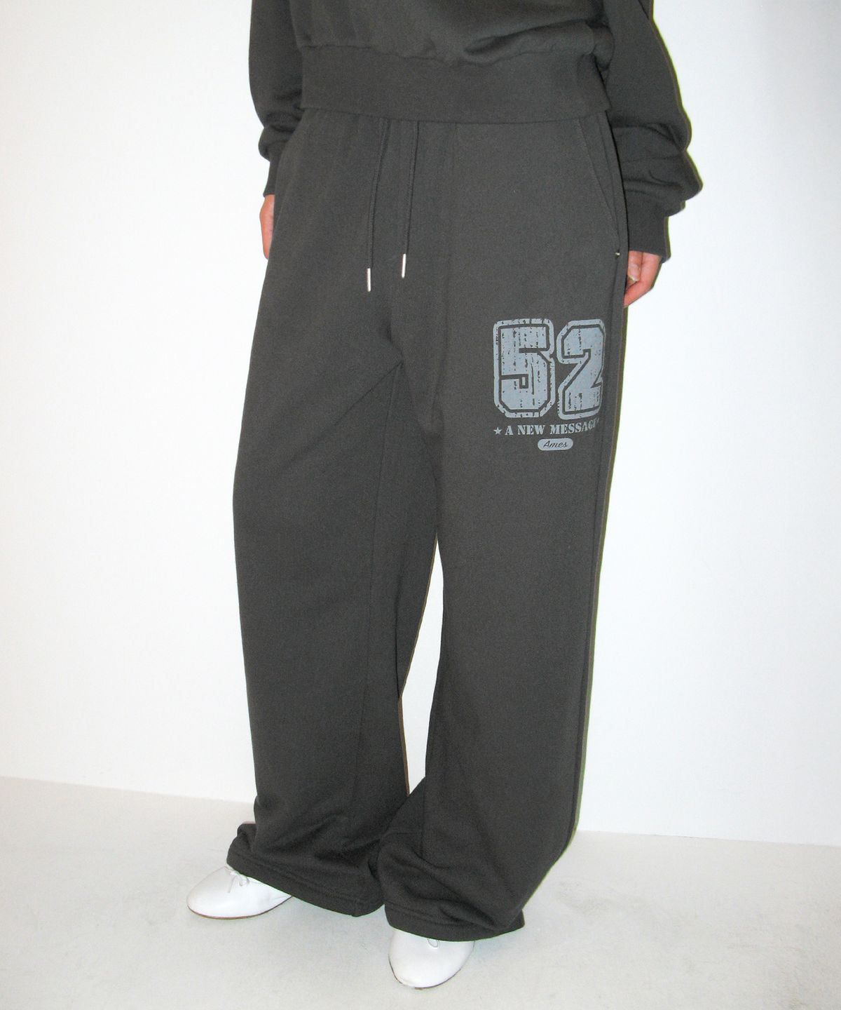 아메스 월드와이드(AMES-WORLDWIDE) 52 CASUAL SWEATPANTS CHARCOAL