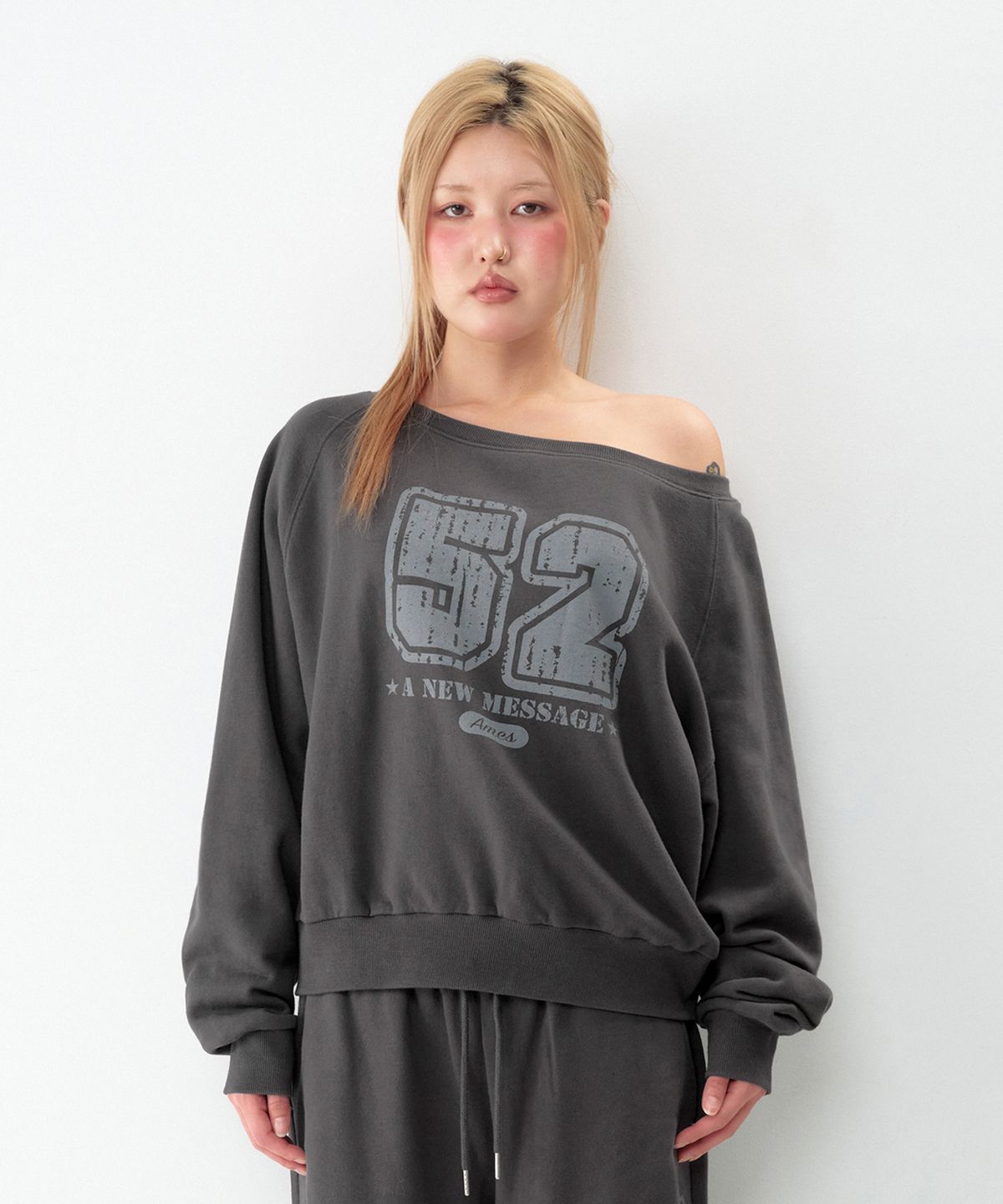 아메스 월드와이드(AMES-WORLDWIDE) 52 CASUAL OFF SHOULDER SWEATSHIRT CHARCOAL