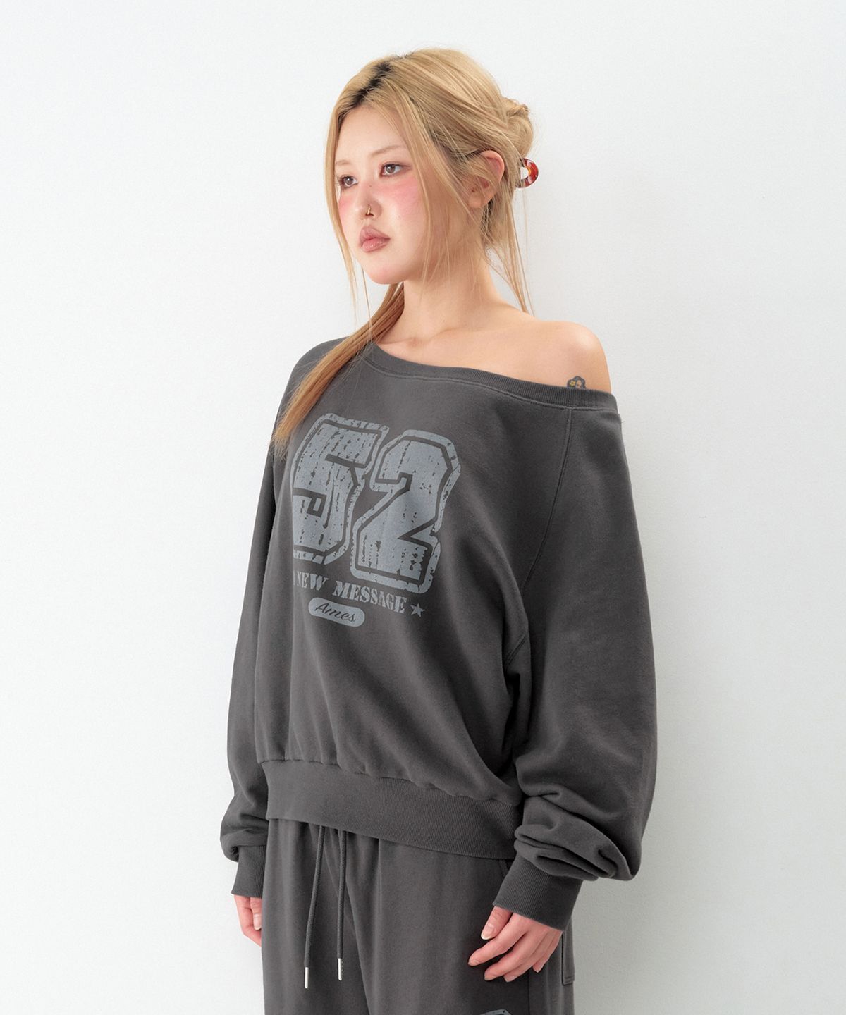 아메스 월드와이드(AMES-WORLDWIDE) 52 CASUAL OFF SHOULDER SWEATSHIRT CHARCOAL