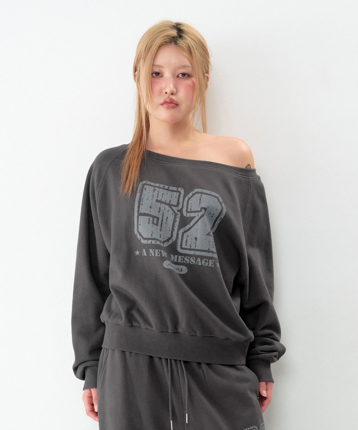 아메스 월드와이드(AMES-WORLDWIDE) 52 CASUAL OFF SHOULDER SWEATSHIRT CHARCOAL