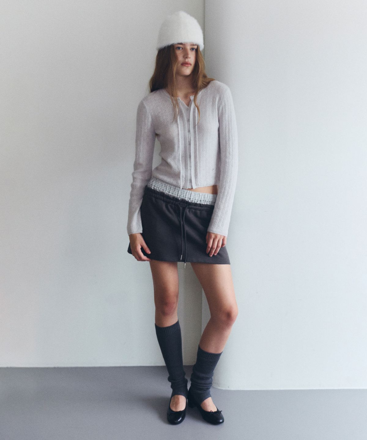 로라로라(ROLAROLA) NUBASIC SAGGING SWEAT MINI SKIRT DEEP GRAY