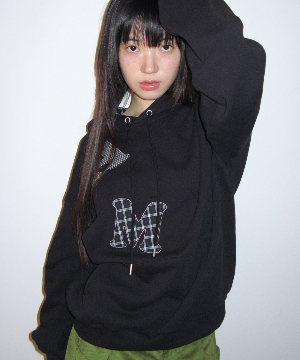 아메스 월드와이드(AMES-WORLDWIDE) BIG PATCH APPLIQUE HOODIE BLACK