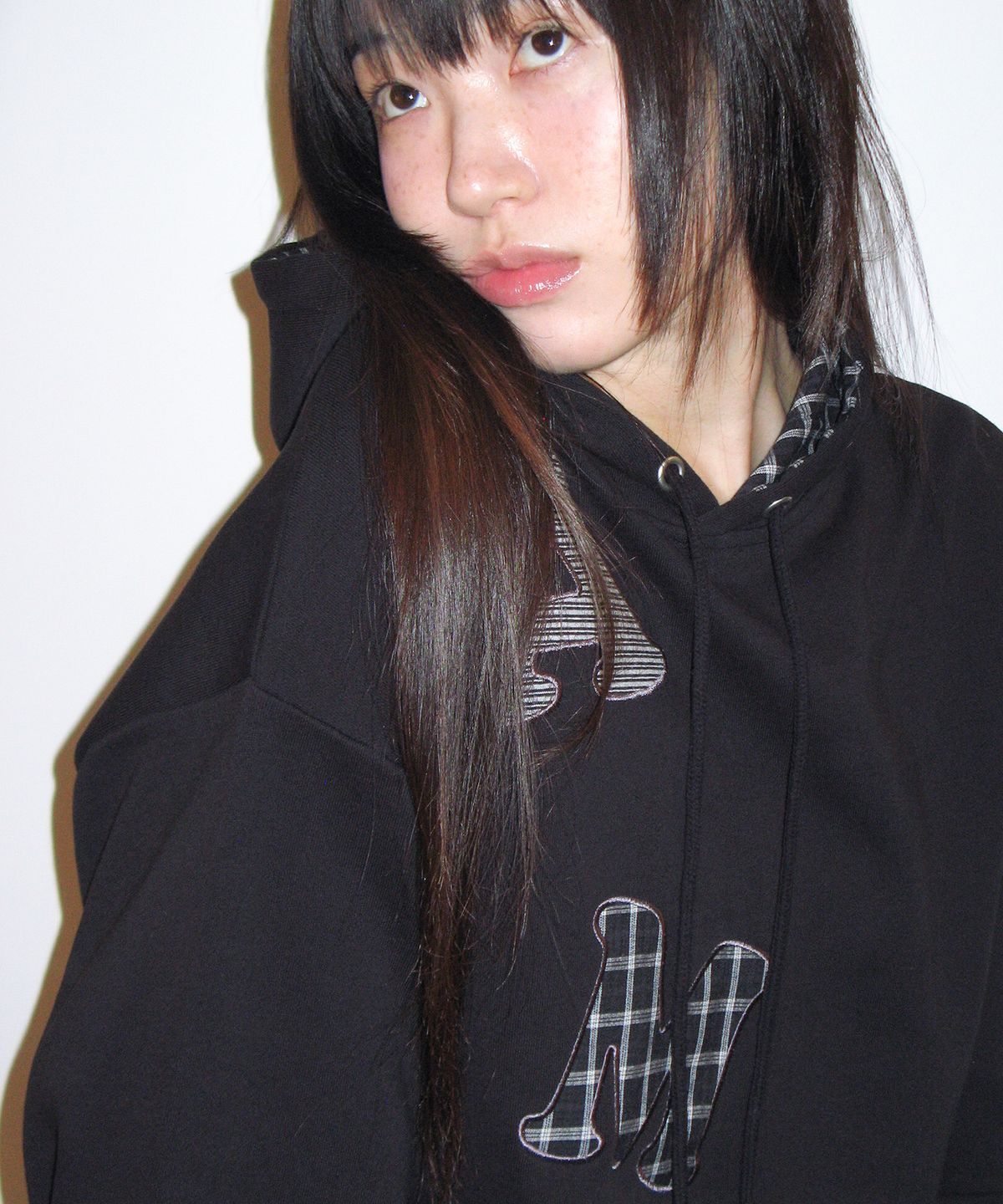 아메스 월드와이드(AMES-WORLDWIDE) BIG PATCH APPLIQUE HOODIE BLACK