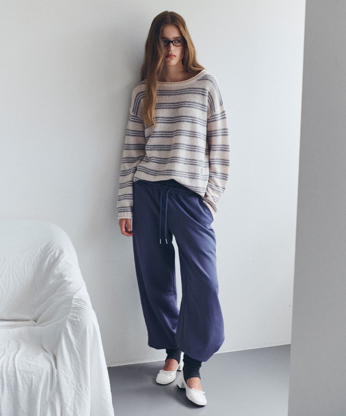 로라로라(ROLAROLA) NUBASIC SAGGING SWEAT PANTS DEEP BLUE