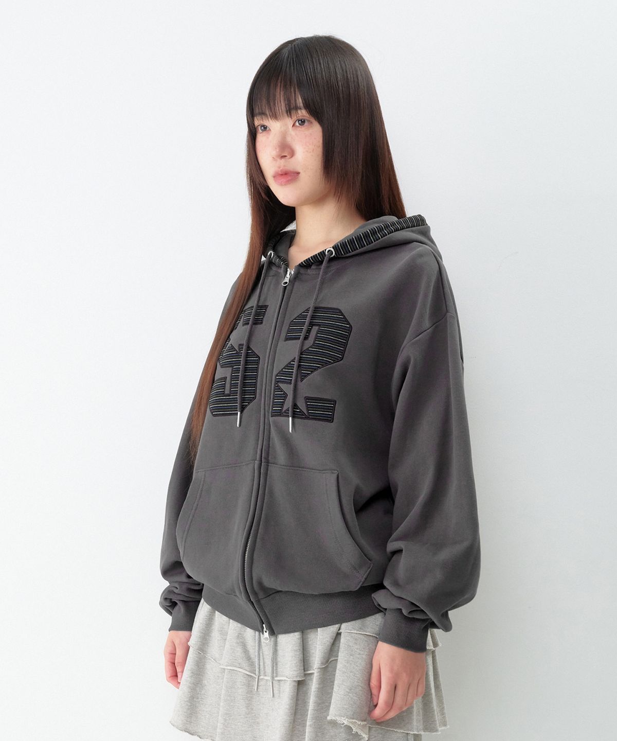 아메스 월드와이드(AMES-WORLDWIDE) 52 STRIPE APPLIQUE HOODIE ZIP-UP CHARCOAL