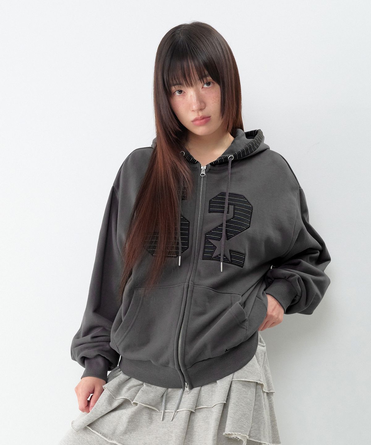 아메스 월드와이드(AMES-WORLDWIDE) 52 STRIPE APPLIQUE HOODIE ZIP-UP CHARCOAL