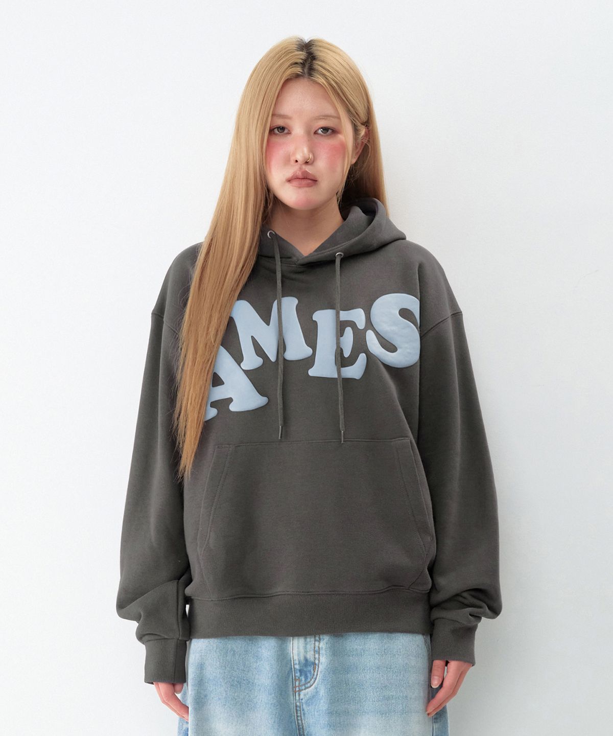 아메스 월드와이드(AMES-WORLDWIDE) BIG TYPO HOODIE CHARCOAL