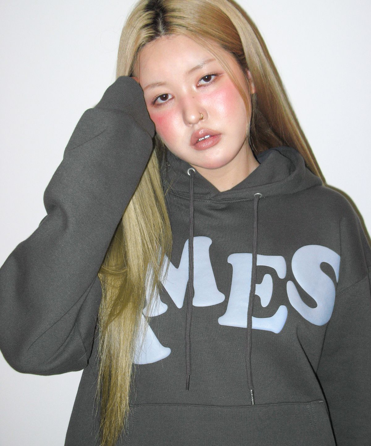 아메스 월드와이드(AMES-WORLDWIDE) BIG TYPO HOODIE CHARCOAL