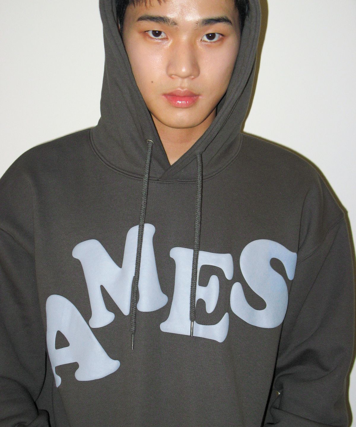 아메스 월드와이드(AMES-WORLDWIDE) BIG TYPO HOODIE CHARCOAL