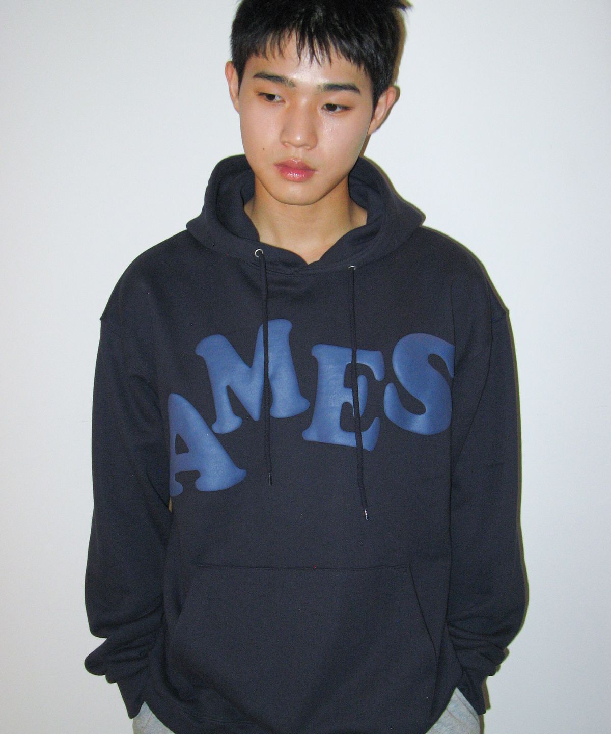 아메스 월드와이드(AMES-WORLDWIDE) BIG TYPO HOODIE NAVY