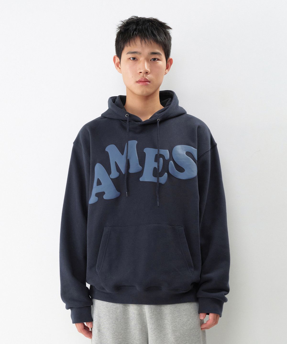 아메스 월드와이드(AMES-WORLDWIDE) BIG TYPO HOODIE NAVY