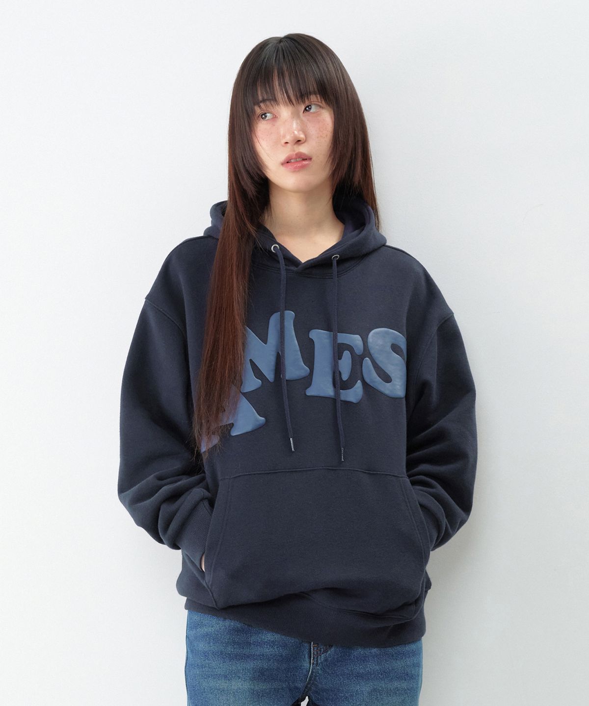 아메스 월드와이드(AMES-WORLDWIDE) BIG TYPO HOODIE NAVY