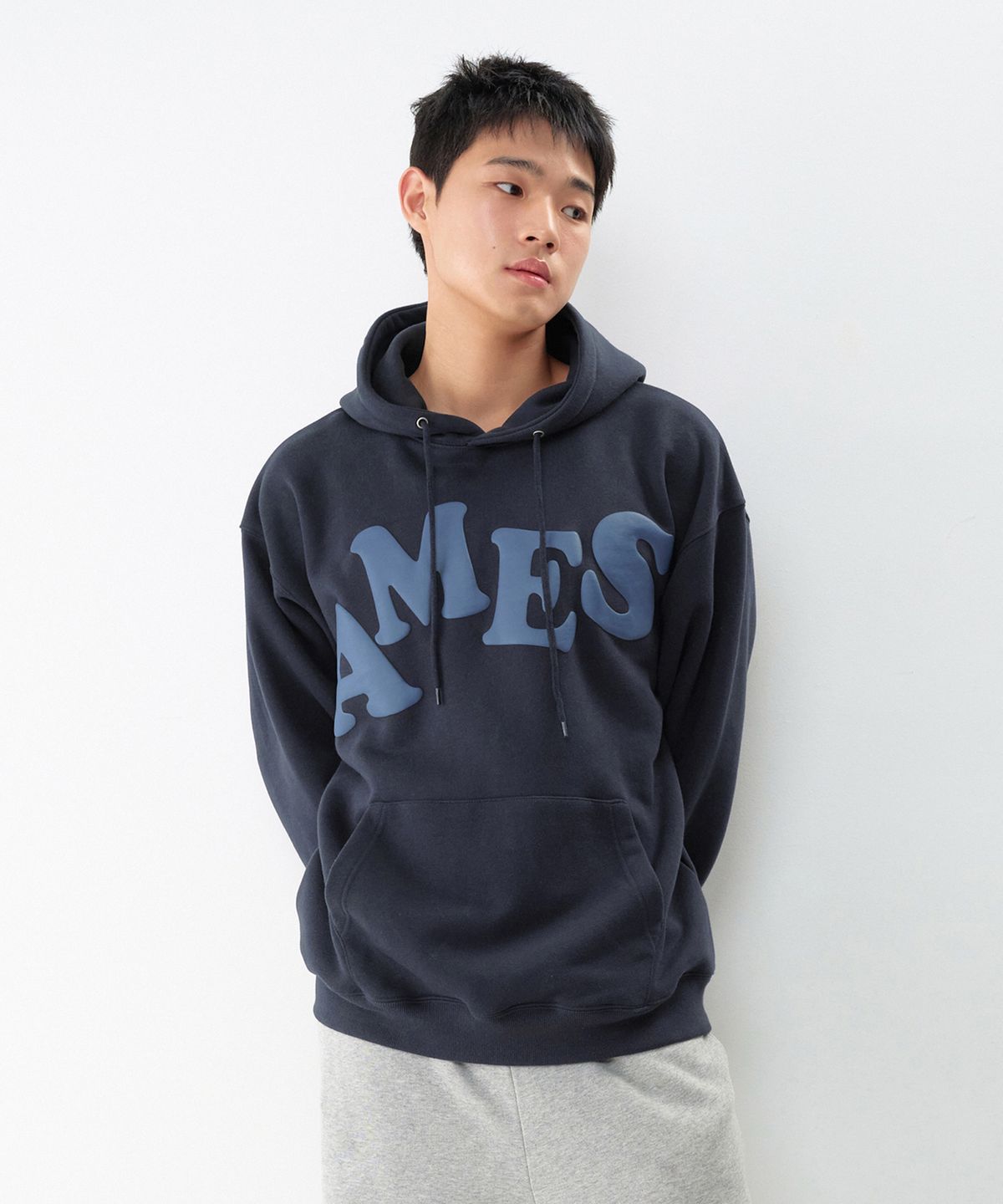 아메스 월드와이드(AMES-WORLDWIDE) BIG TYPO HOODIE NAVY