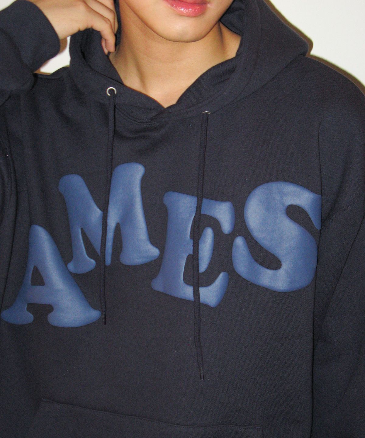 아메스 월드와이드(AMES-WORLDWIDE) BIG TYPO HOODIE NAVY